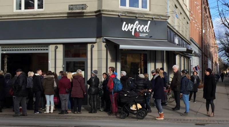 Pessoas em fila à porta do WeFood