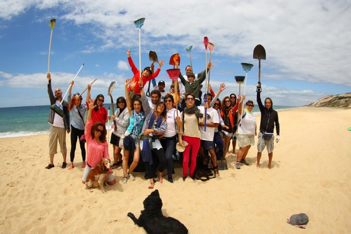 Brigada do Mar a limpar a praia