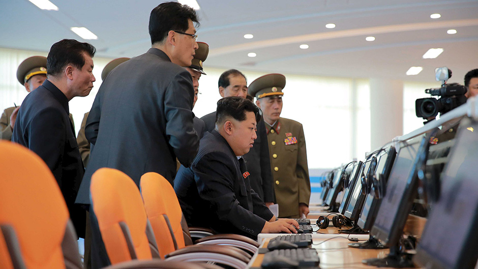 Kim Jong-un a trabalhar num computador