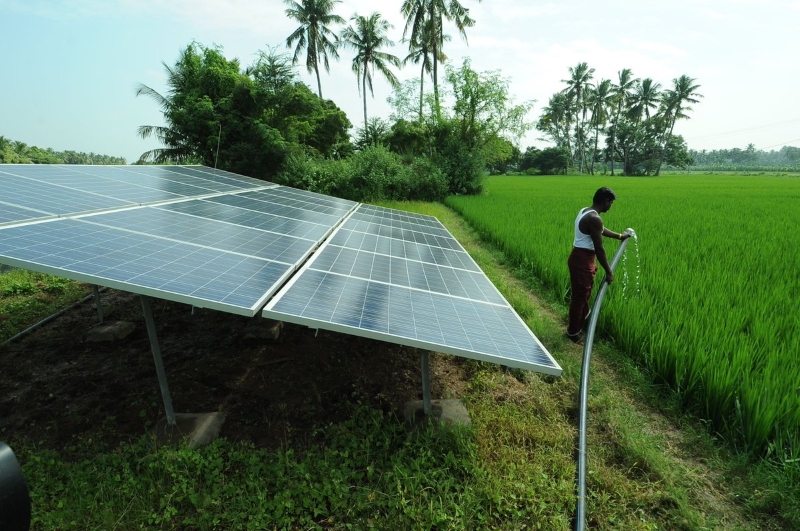 Poço com bomba de água movida a energia solar