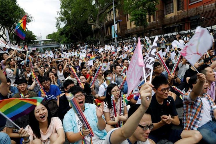 Pessoas festejam lei a favor do casamento gay