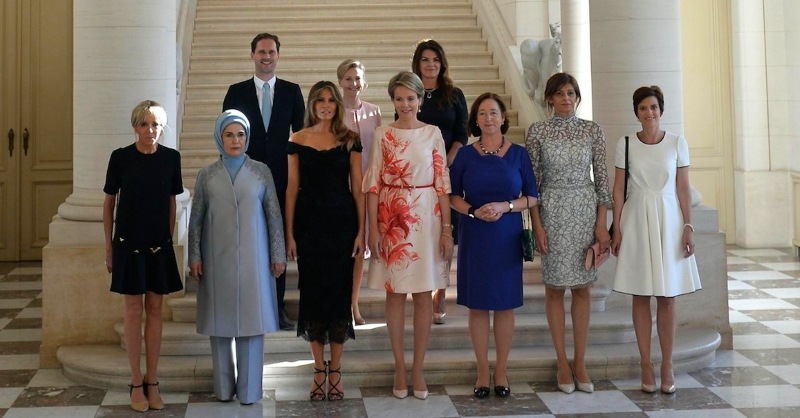 Fotografia oficial de grupo das mulheres e maridos dos líderes mundiais do G7, que se reuniram nas cimeiras da NATO