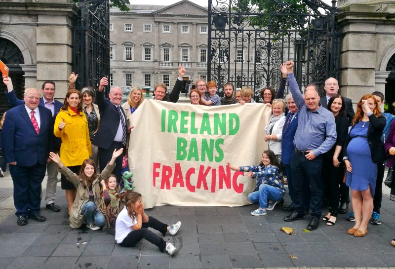 Irlandeses seguram banner, na qual se lê: Irlanda proíbe fracking