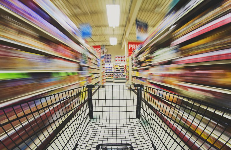 CArro de compras no corredor de um supermercado