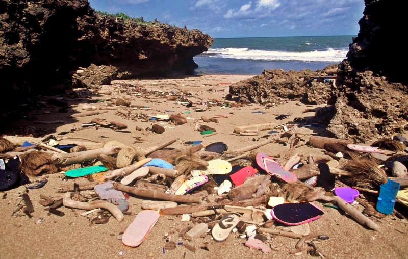 Chinelos poluem uma praia