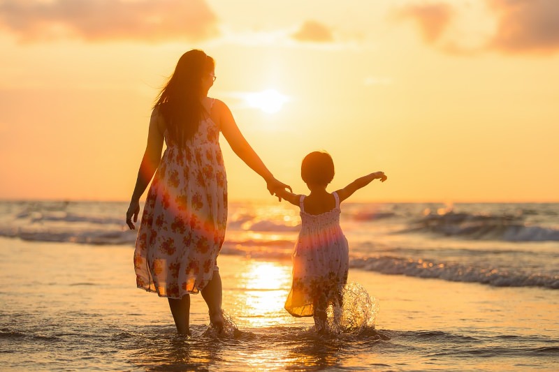 Mãe e filha na praia