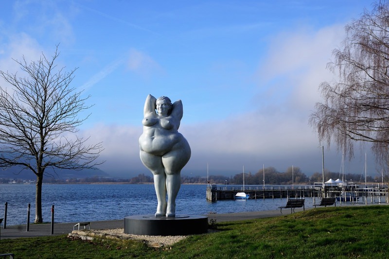 Estátua de mulher obesa