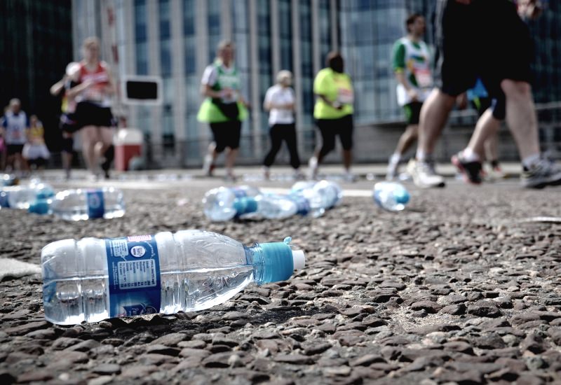 Garrafas de plástico no chão durante uma maratona