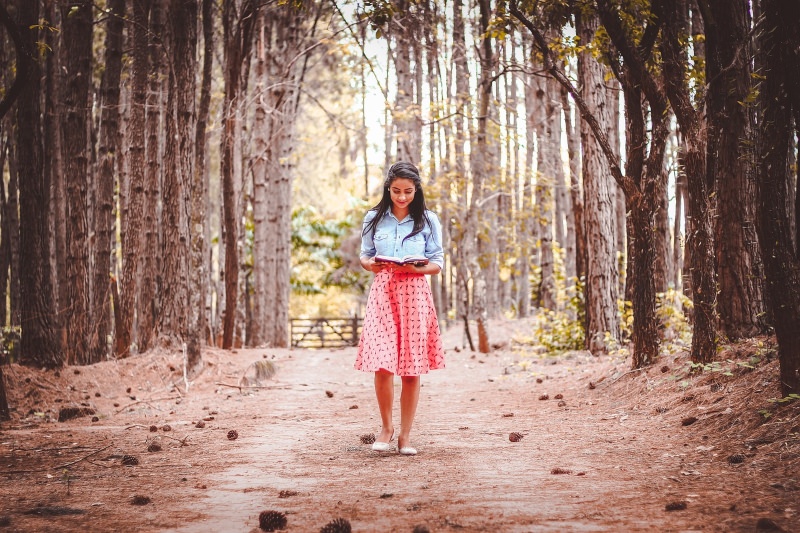 Jovem a ler na natureza