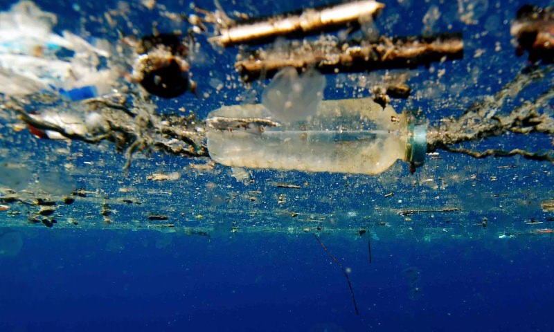 Garrafa de plástico no oceano