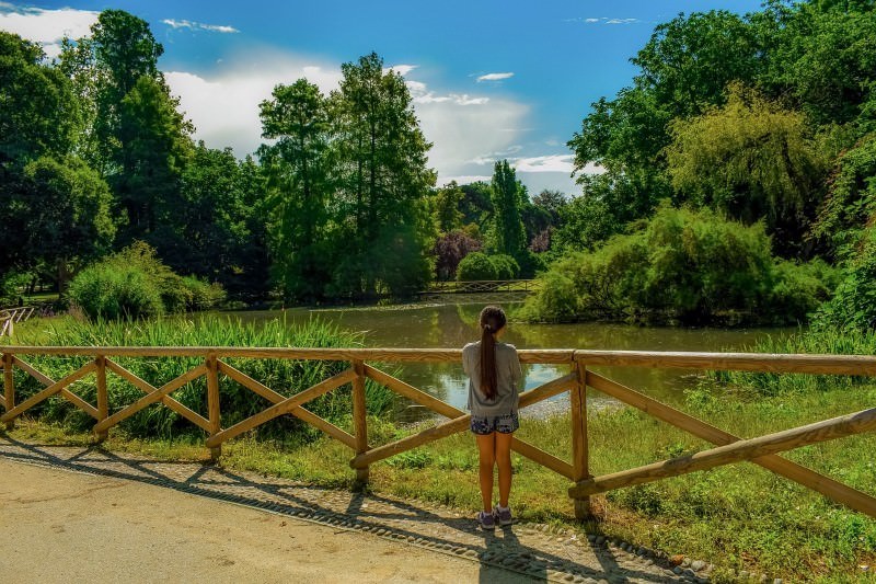 Menina num parque