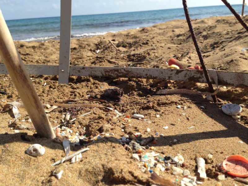 Poluição por plástico numa praia da ilha de Chipre