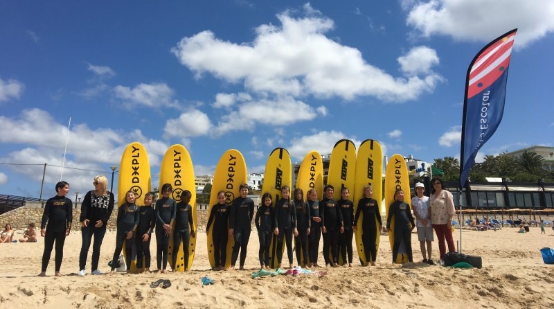 Alunos em sessão de surf