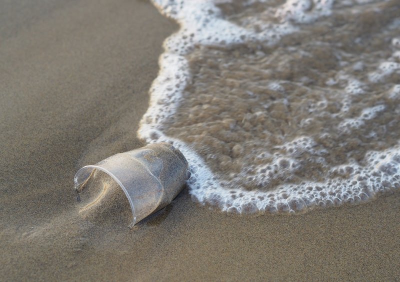 Copo de plástico na praia