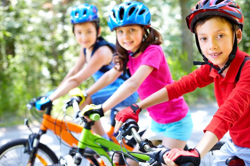 Crianças a andar de bicicleta