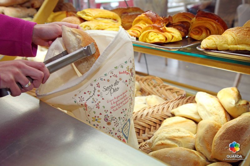 Saco de pano para o pão numa padaria