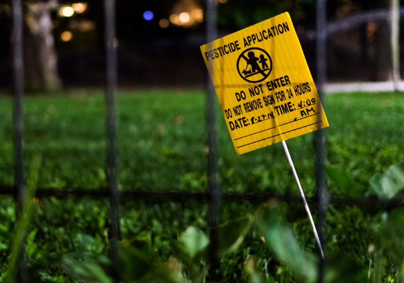 Aviso de aplicação de pesticidas num jardim