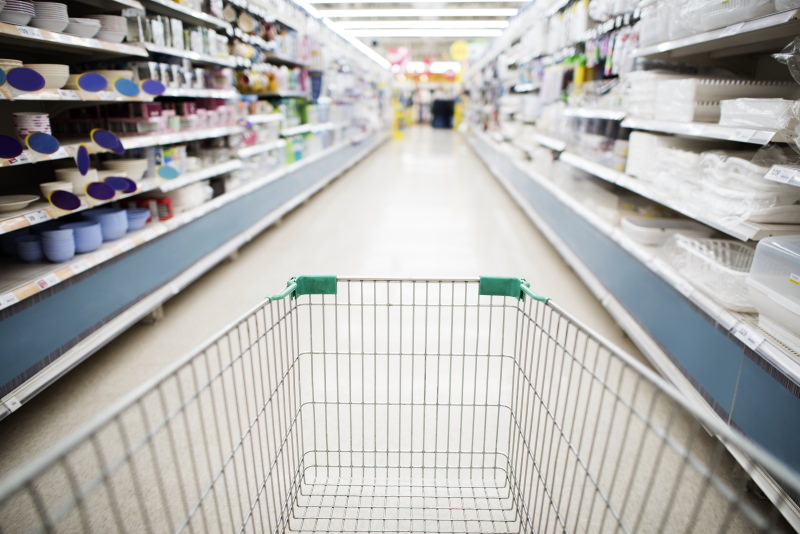 carrinho de compras num corredor de supermercado