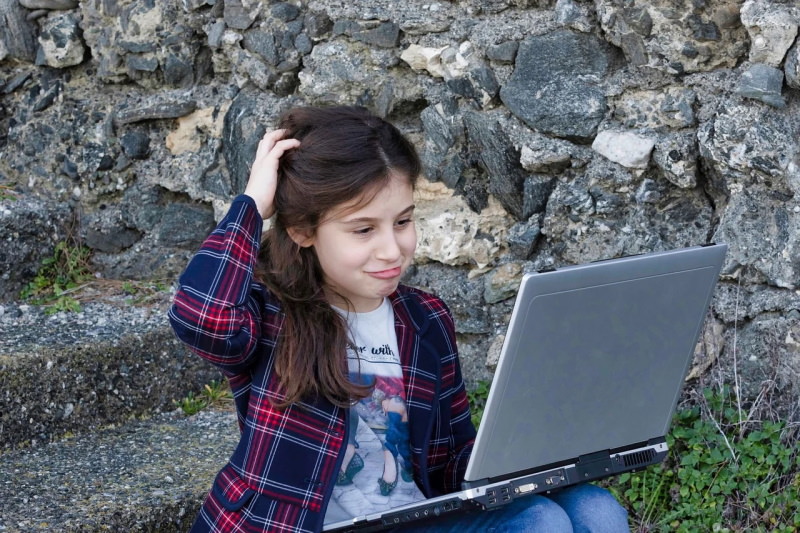 Menina com computador