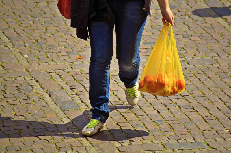 Pessoa a carregar saco de compras